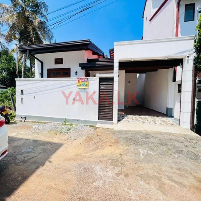 අලුතින් ඉදිකළ තනිමහල් නිවසක් අතුරුගිරියෙන්
