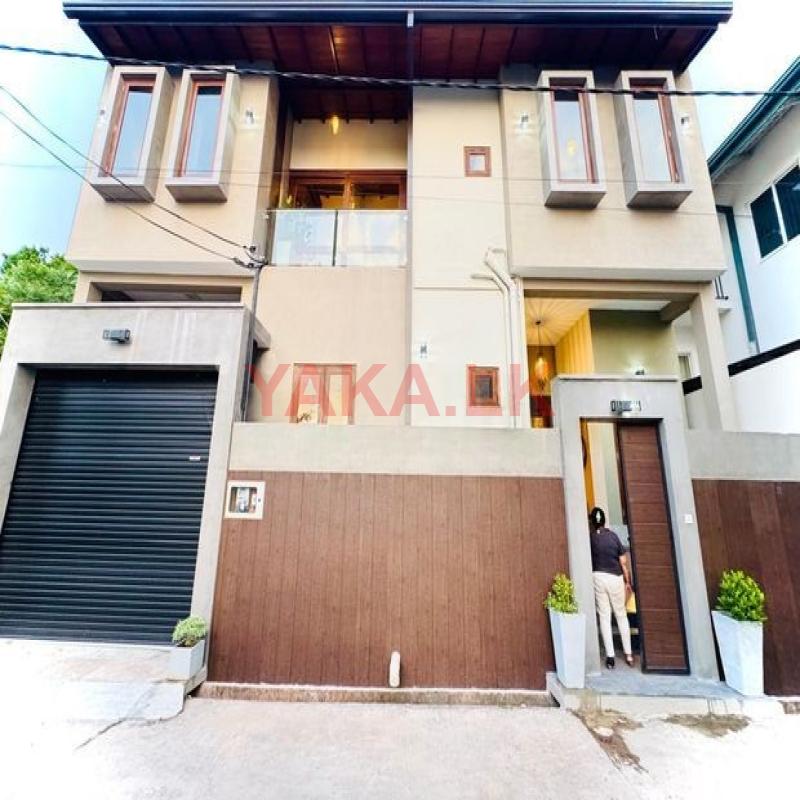 Modern 4 Bedroom House for Sale – Thalawathugoda
