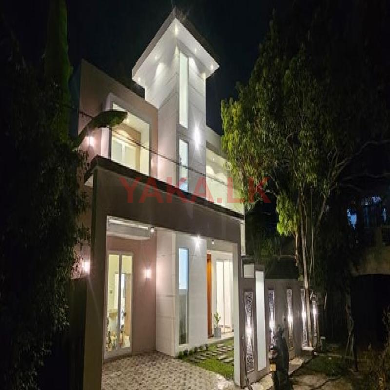 Swimming pool with luxury house Piliyandala